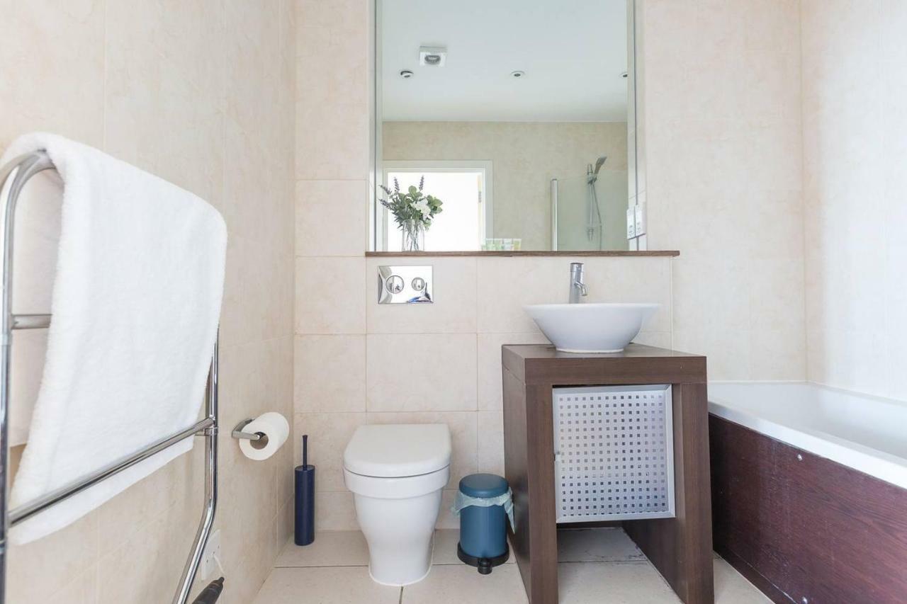 Modern 1 Bedroom Apartment In E1 With Great Views ロンドン エクステリア 写真