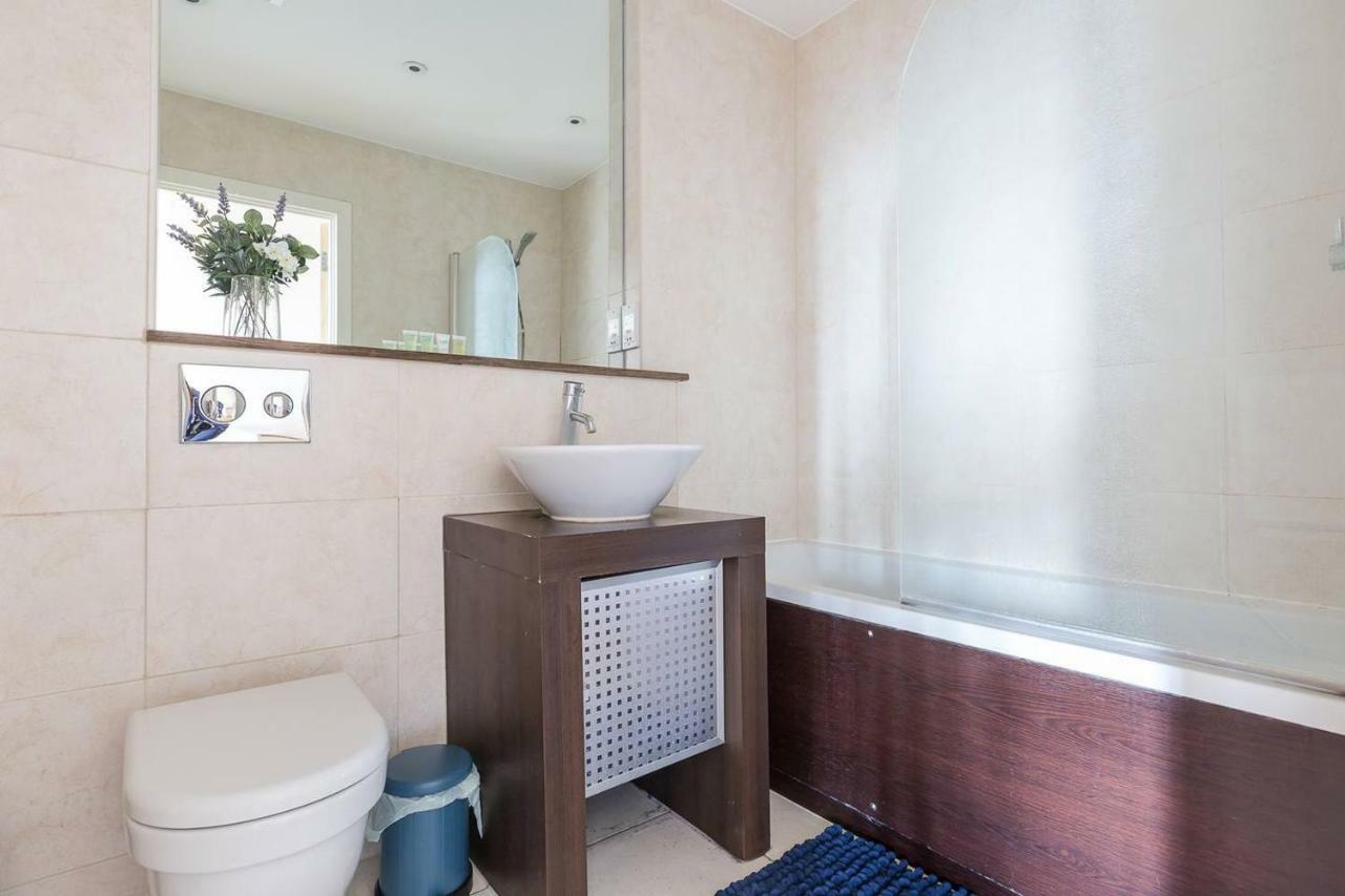 Modern 1 Bedroom Apartment In E1 With Great Views ロンドン エクステリア 写真