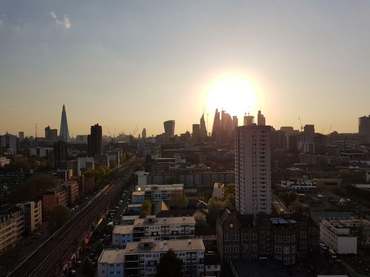 Modern 1 Bedroom Apartment In E1 With Great Views ロンドン エクステリア 写真
